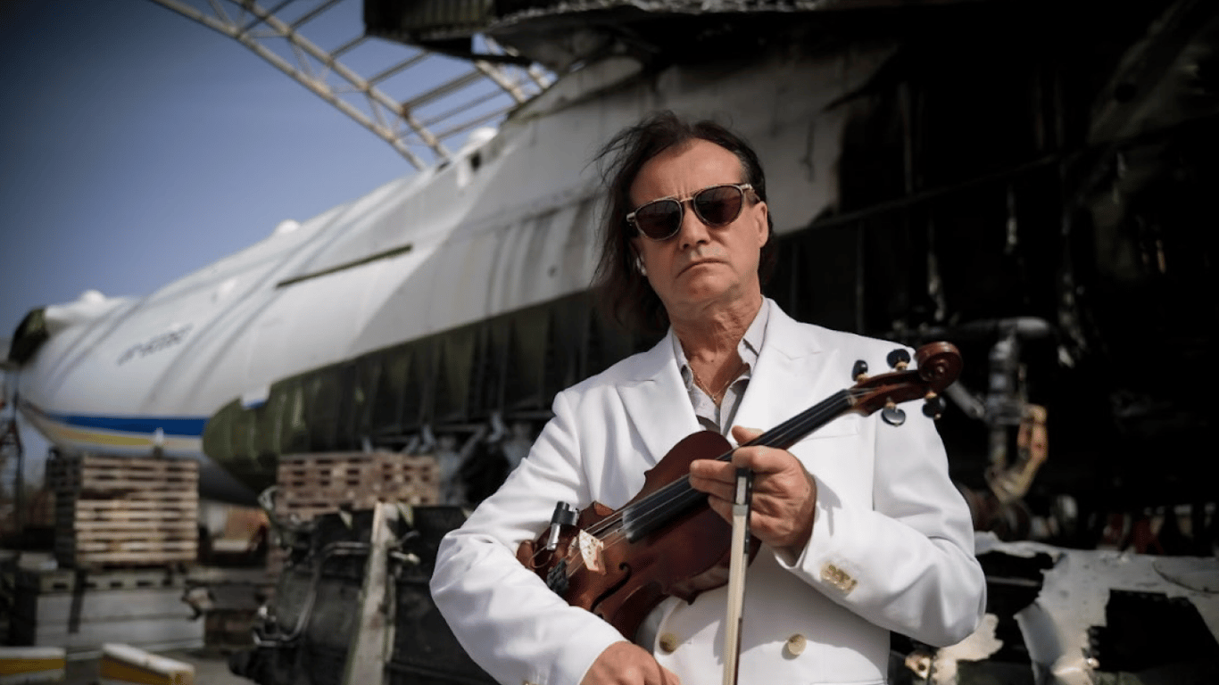 Известный скрипач Василий Попадюк посетил Гостомель и почтил память разрушенной "Мечты" — видео