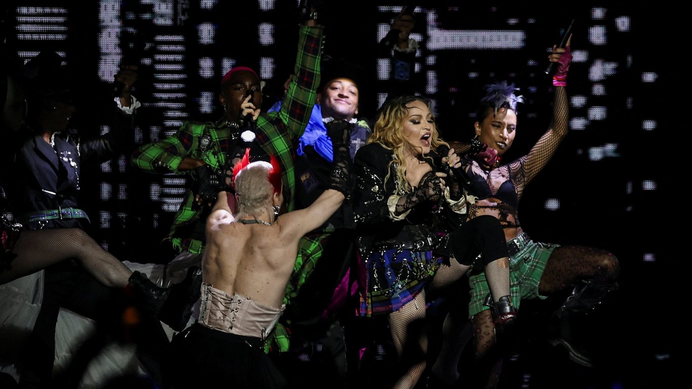 Мадонна на грандіозному концерті пристрасно поцілувала жінку