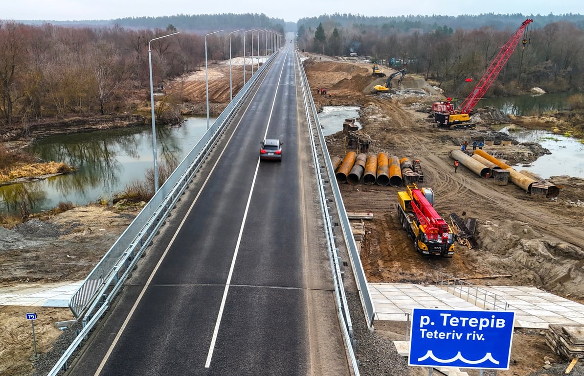 Міст через річку Тетерів на Київщині