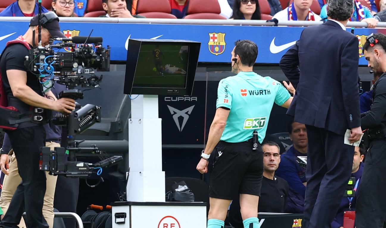 Хуан Мартинес Мунуэра просматривает эпизод на VAR в матче "Барселона" - "Севилья" 15 марта 2026 года