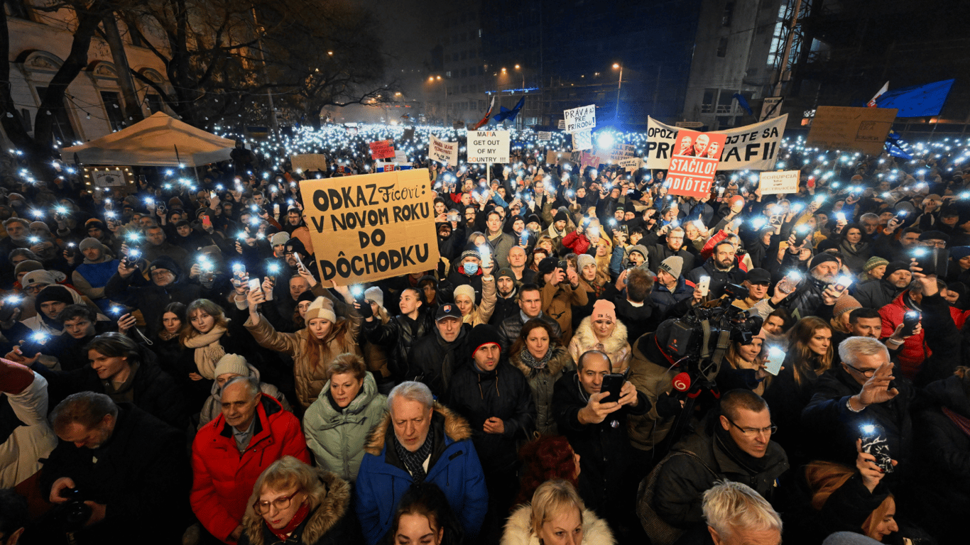 Протесты в Словакии - тысячи людей выступили против нового премьера