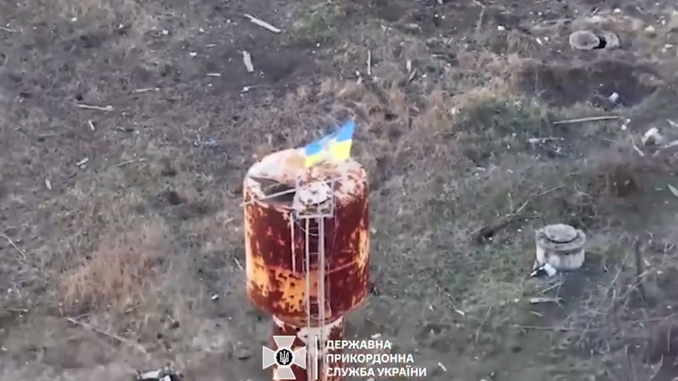 Защитники установили украинский флаг над позициями оккупантов — в МВД показали видео