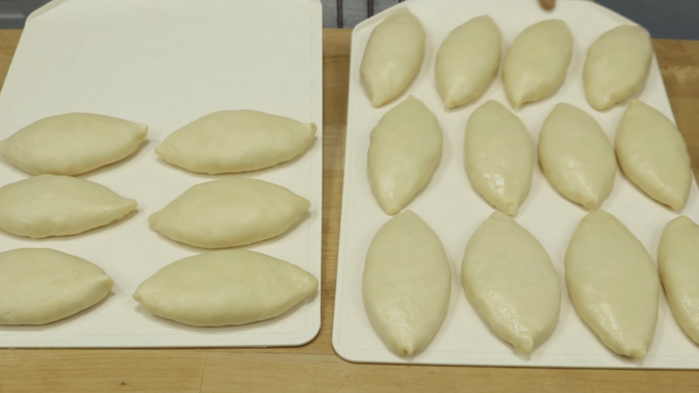 смажені пиріжкі та начинка з молодої капусти