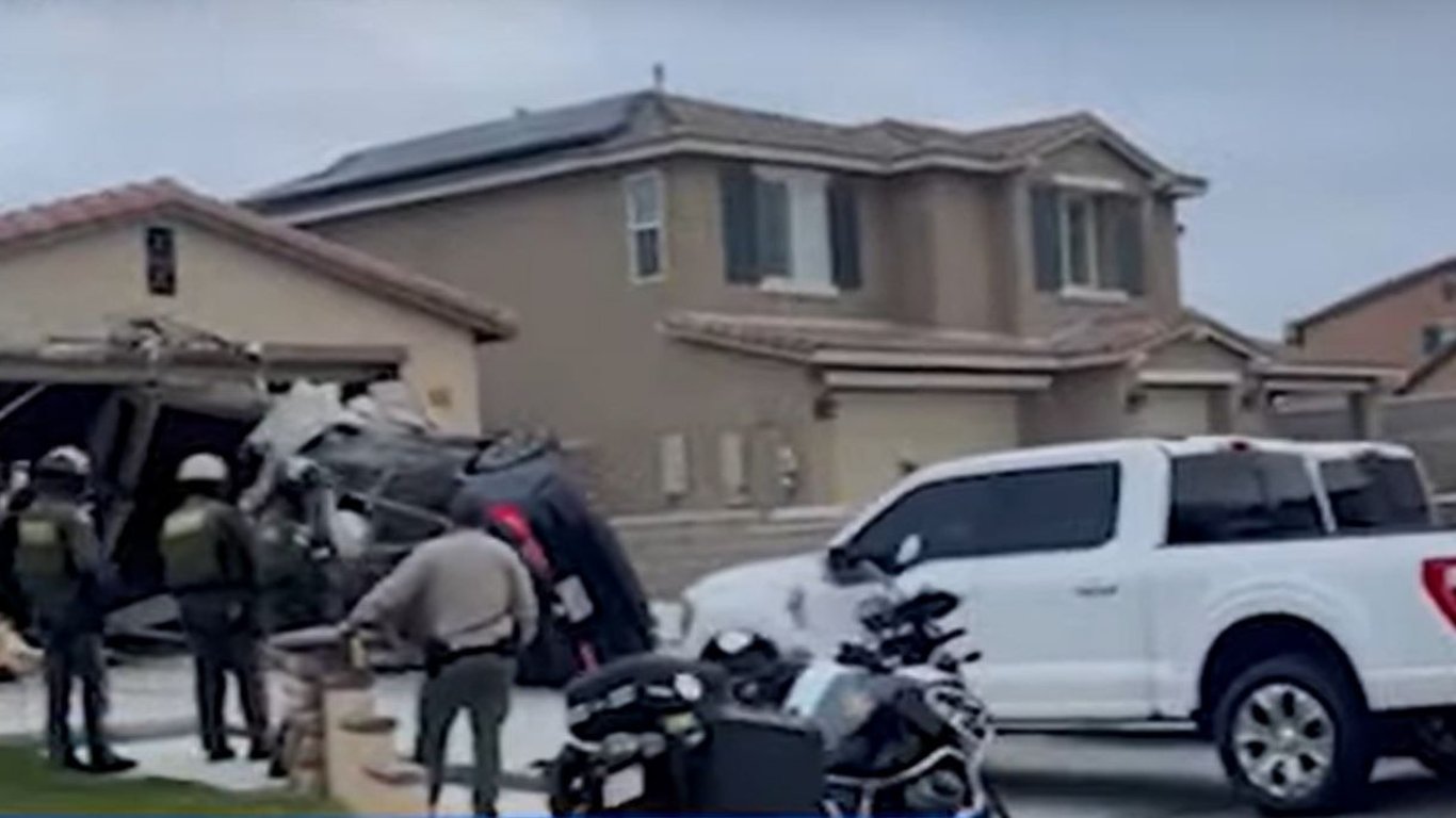 В США водій седана прискорився, злетів у повітря та розбив чужий гараж (Відео)