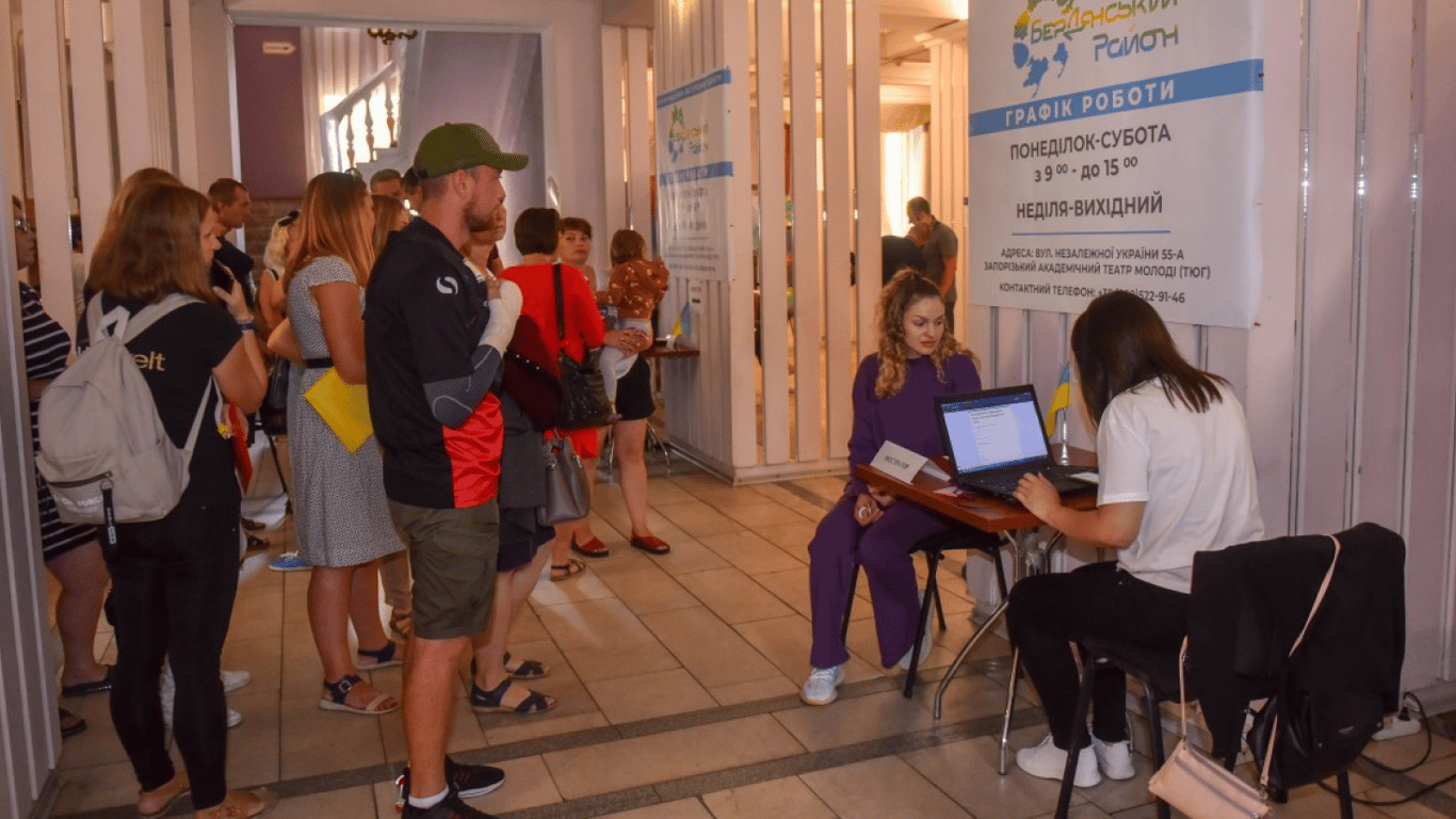 Переселенці оформлюються 