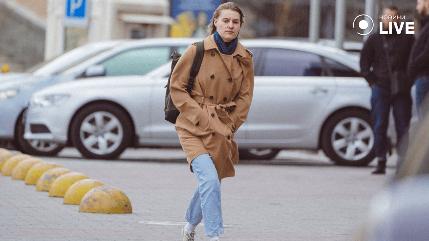 Жінка йде вулицею