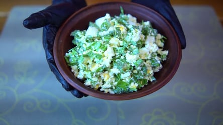 Легкий апрельский салат за одну минуту с черемшой и яйцами — суперрецепт - 290x160