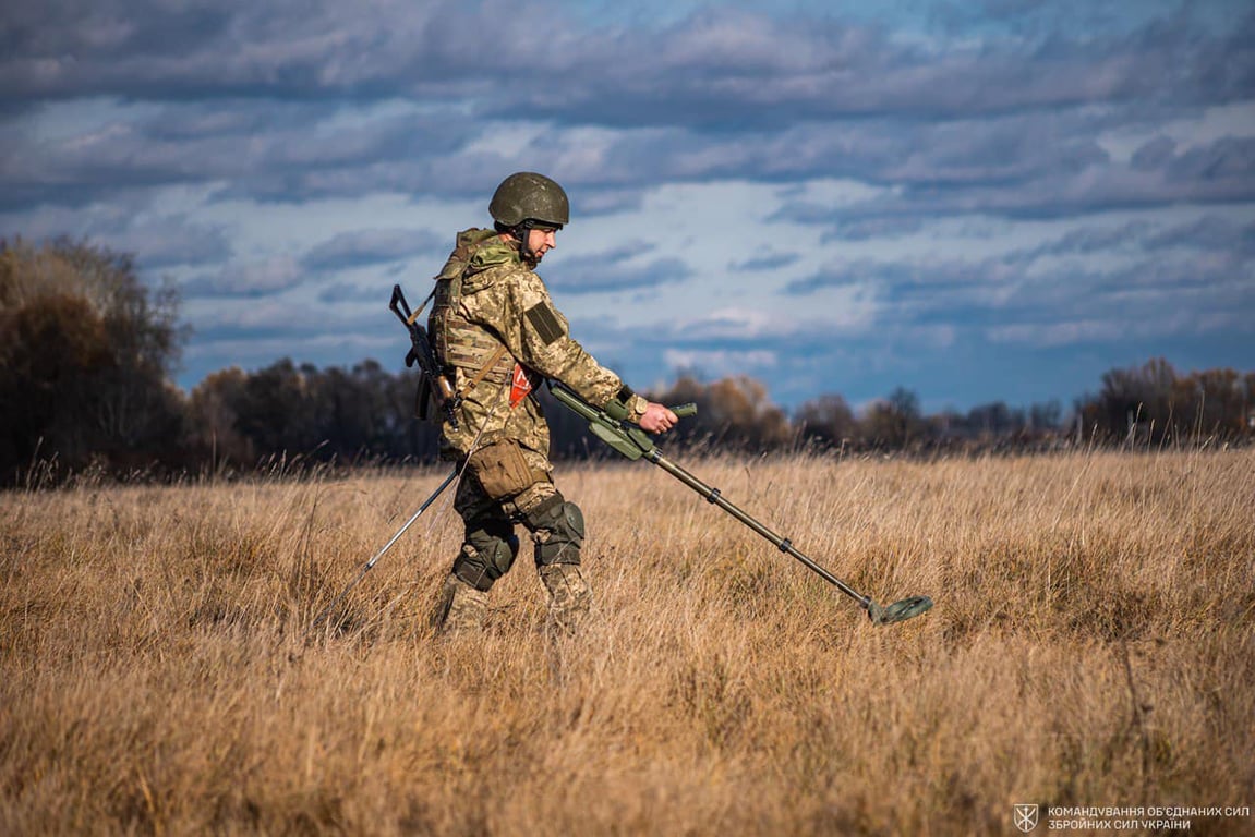 Український захисник шукає міни