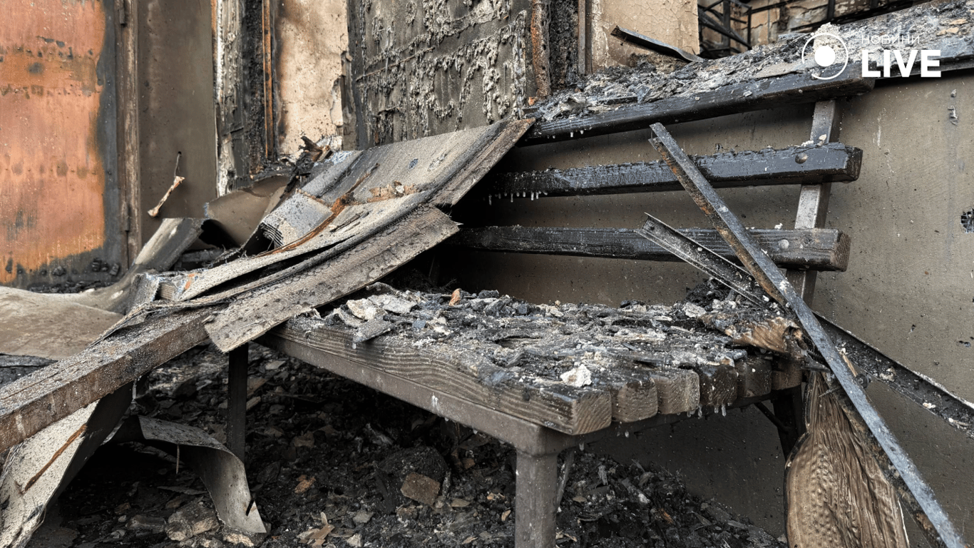 Лавочка біля дому