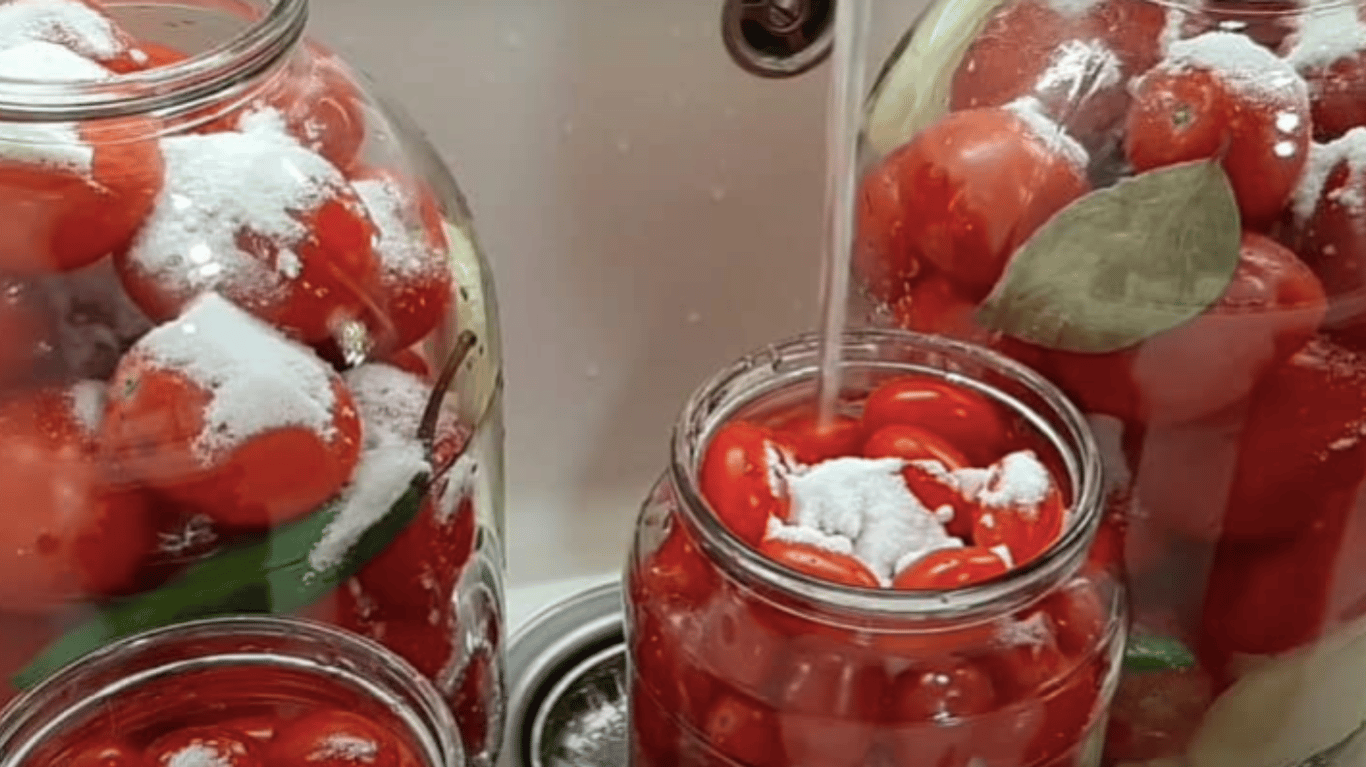 мариновані помідори в холодній оді
