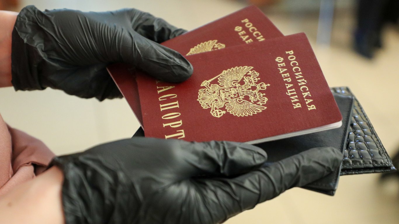 В Мелитополе оккупанты шантажируют паспортами РФ родителей выпускников