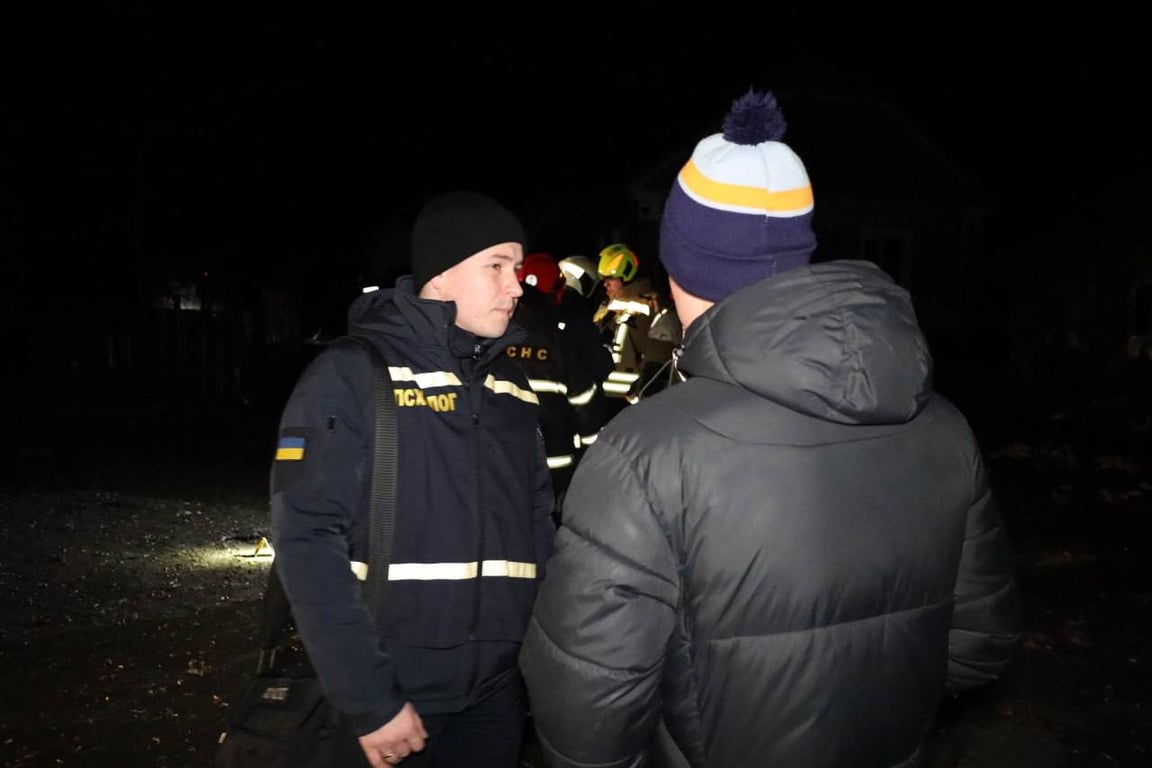 Психолог ДСНС спілкується з чоловіком