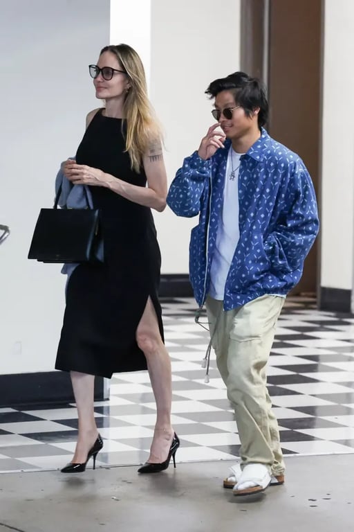 Анджеліна Джолі повечеряла з сином Паксом. Фото: The Daily Stardust / BACKGRID