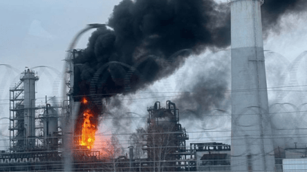 Атаки на Крым и нефтебазы — в РФ упала переработка нефти - 290x166