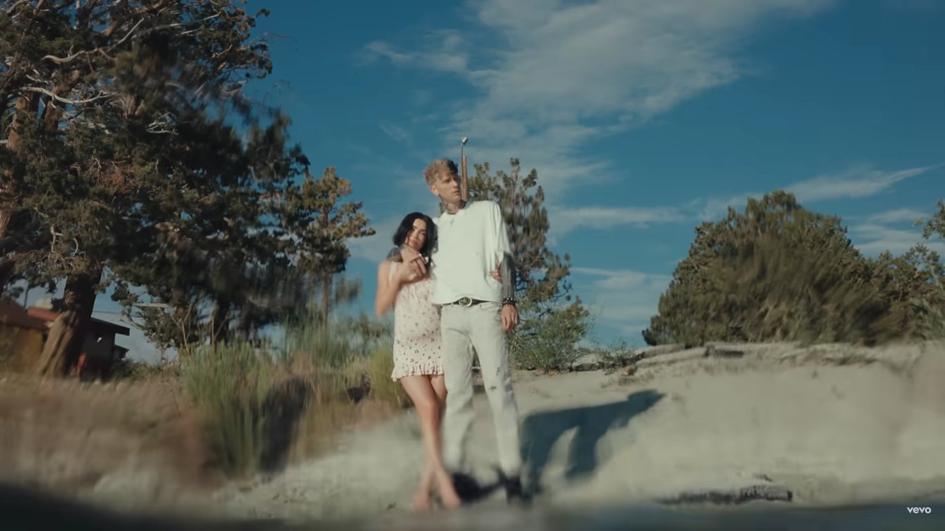 Вагітна Меган Фокс у кліпі "Lonely Road". Фото: скриншот