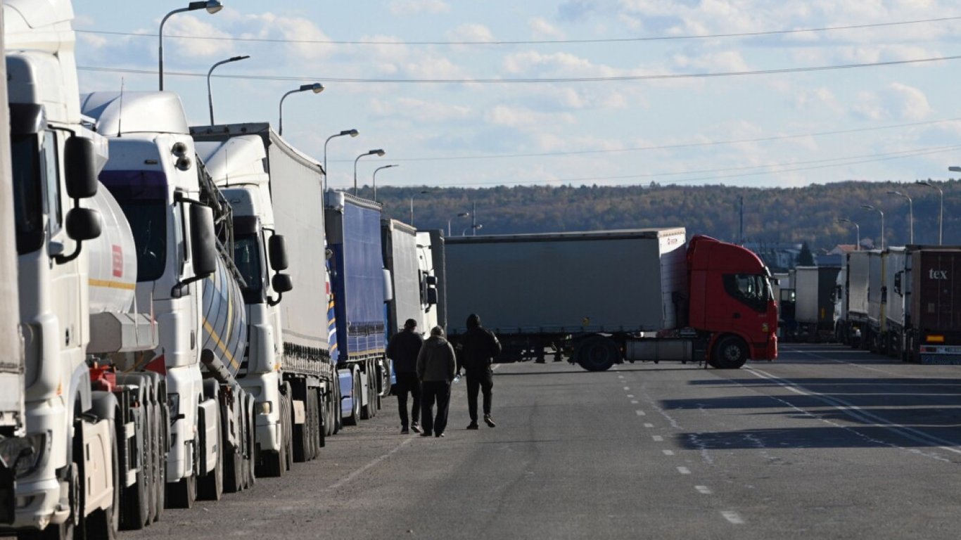 Украинские водители-дальнобойщики жалуются, что ТЦК их задерживает прямо при пересечении границы