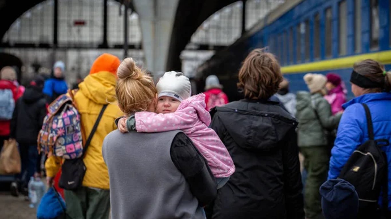 Українці виїжджають з Польщі, але не додому: куди саме