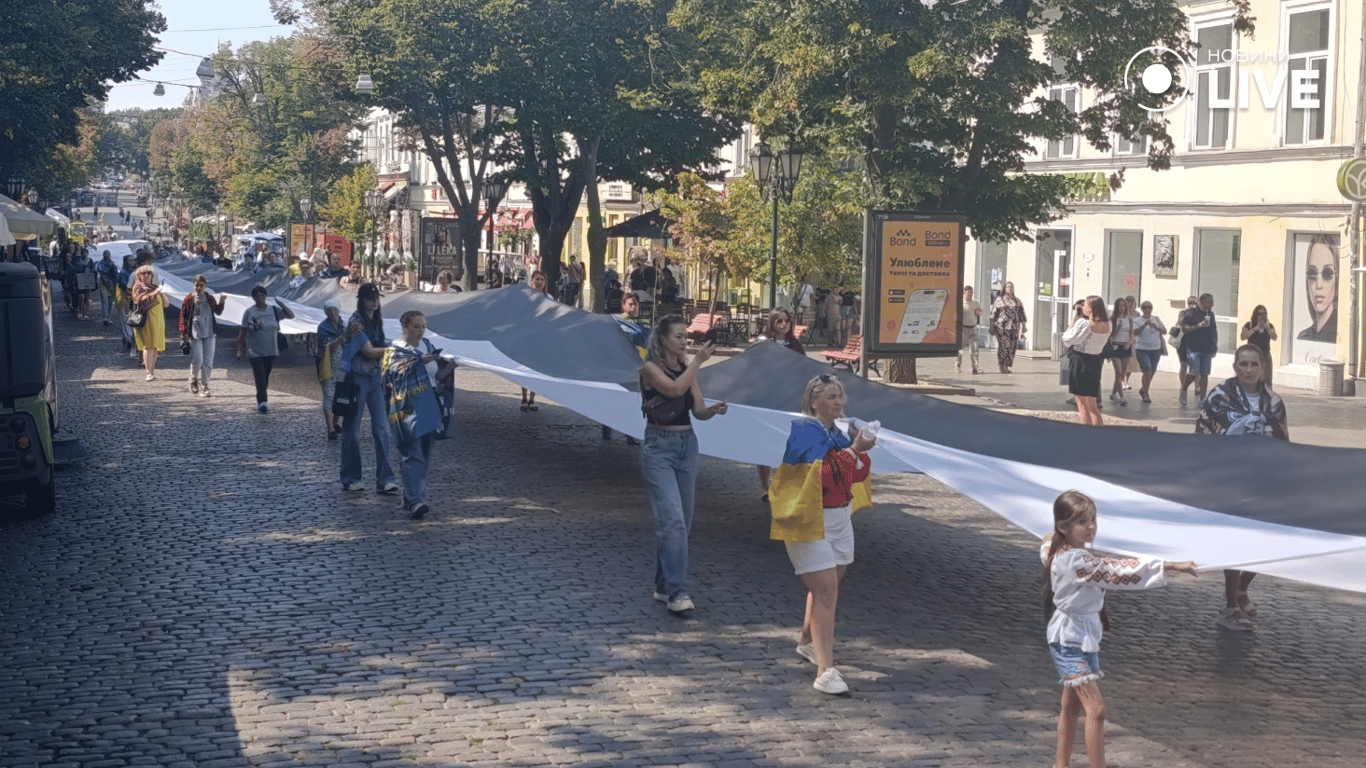 Прапор Надії несуть Дерибасівською в Одесі