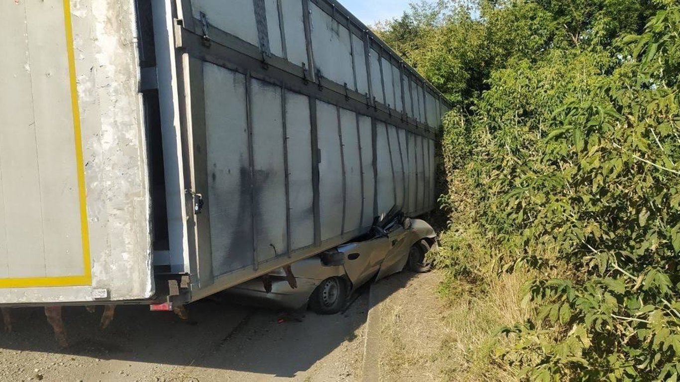 На Київщині сталась смертельна ДТП: перекинулась вантажівка з тваринами