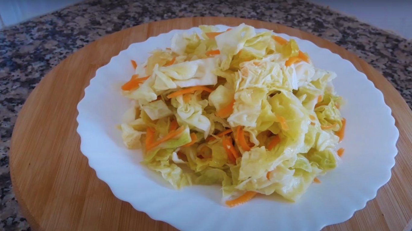 Салат из капусты, который всегда под рукой — видео рецепт