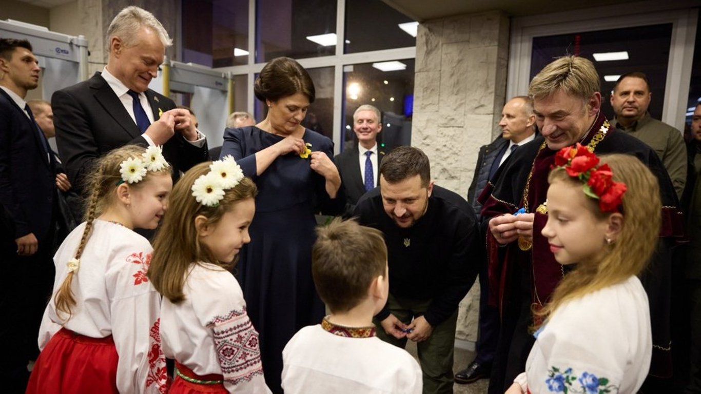 Зеленський у Литві - Президент України Володимир Зеленський зустрівся з українською громадою у Вільнюсі