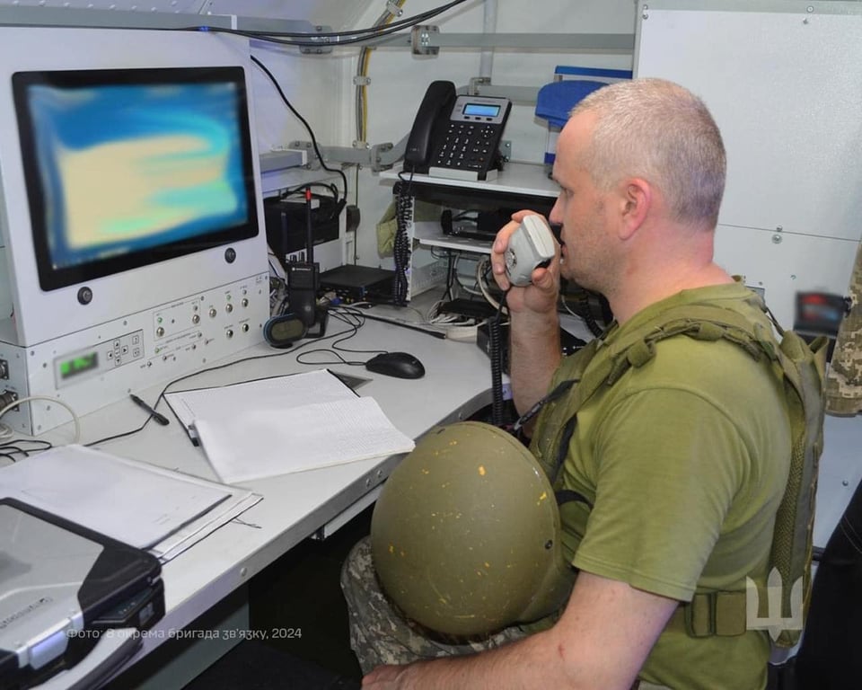 Сырский и Зеленский поздравили военных-связистов с профессиональным праздником - фото 1