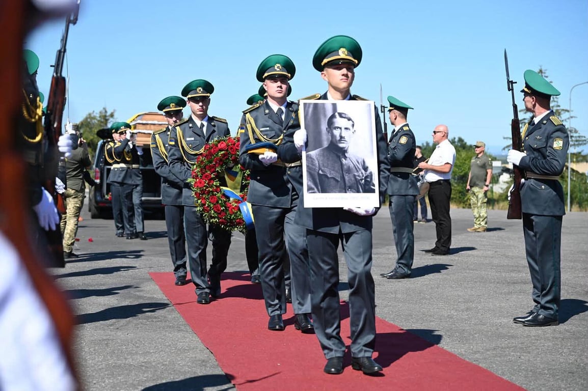 Прах Євгена Коновальця повернули в Україну для перепоховання - фото 1