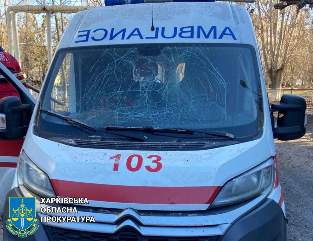 Через обстріл лікарні на Харківщині пошкоджений автомобіль швидкої допомоги