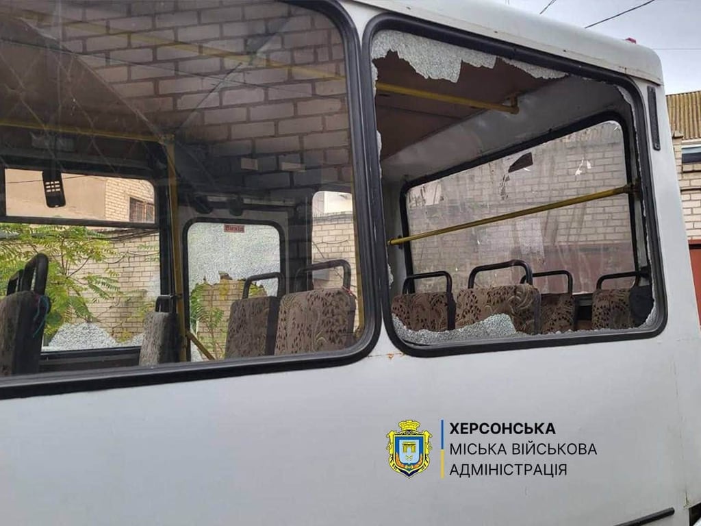 У маршрутному автобусі в Херсоні вибило вікна внаслідок удару російського безпілотника