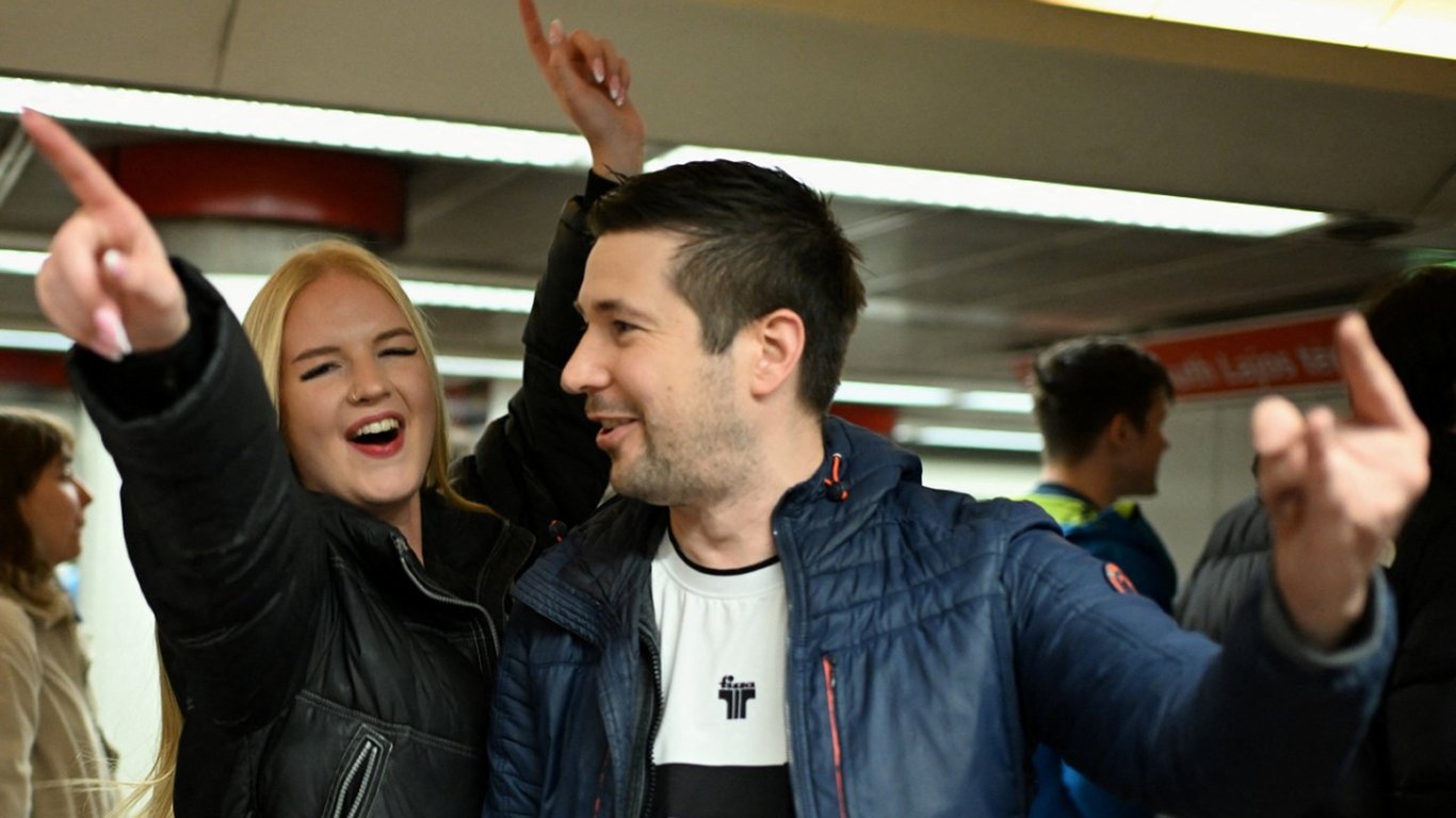 Россиян домой: венгры празднуют победу Мадьяра: венгры празднуют победу