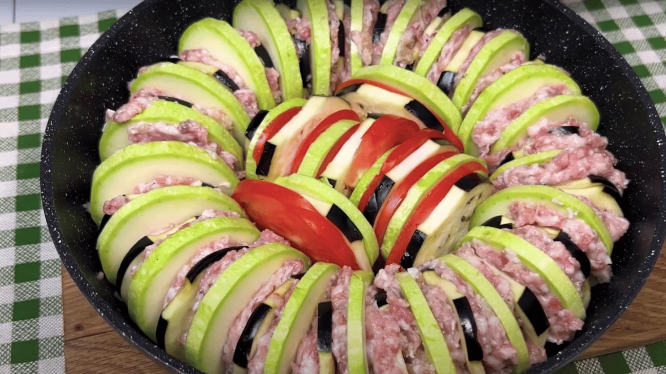 рецепт з фаршем, баклажанами та кабачками