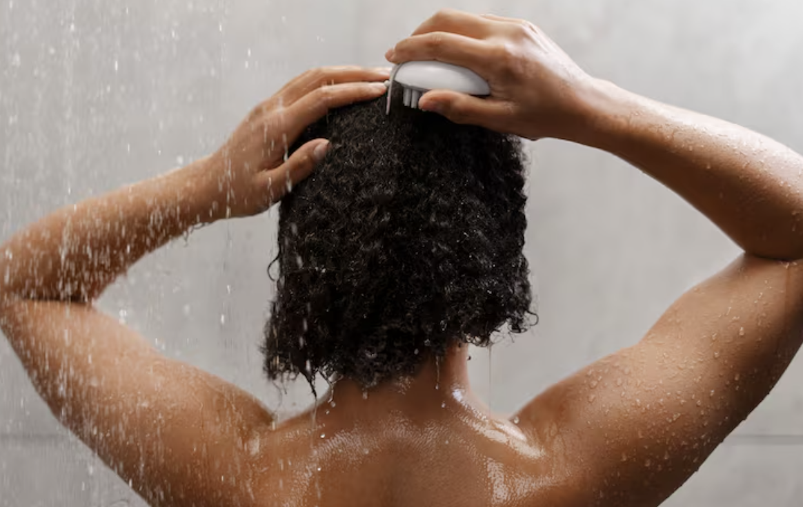 Перед миттям волосся його краще розчесати 