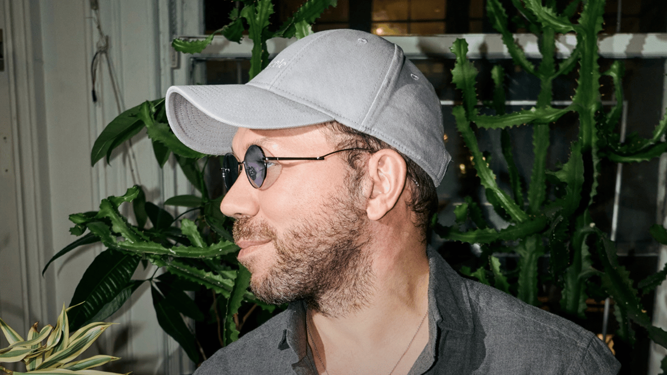 Як носити головний аксесуар весни-2026: рекомендація Андре Тана