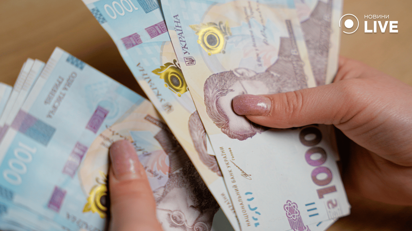 Гривня в руках жінки