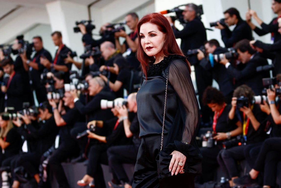 Вдова Елвіса Преслі вийшла на червону доріжку Венеціанського кінофестивалю - фото 1