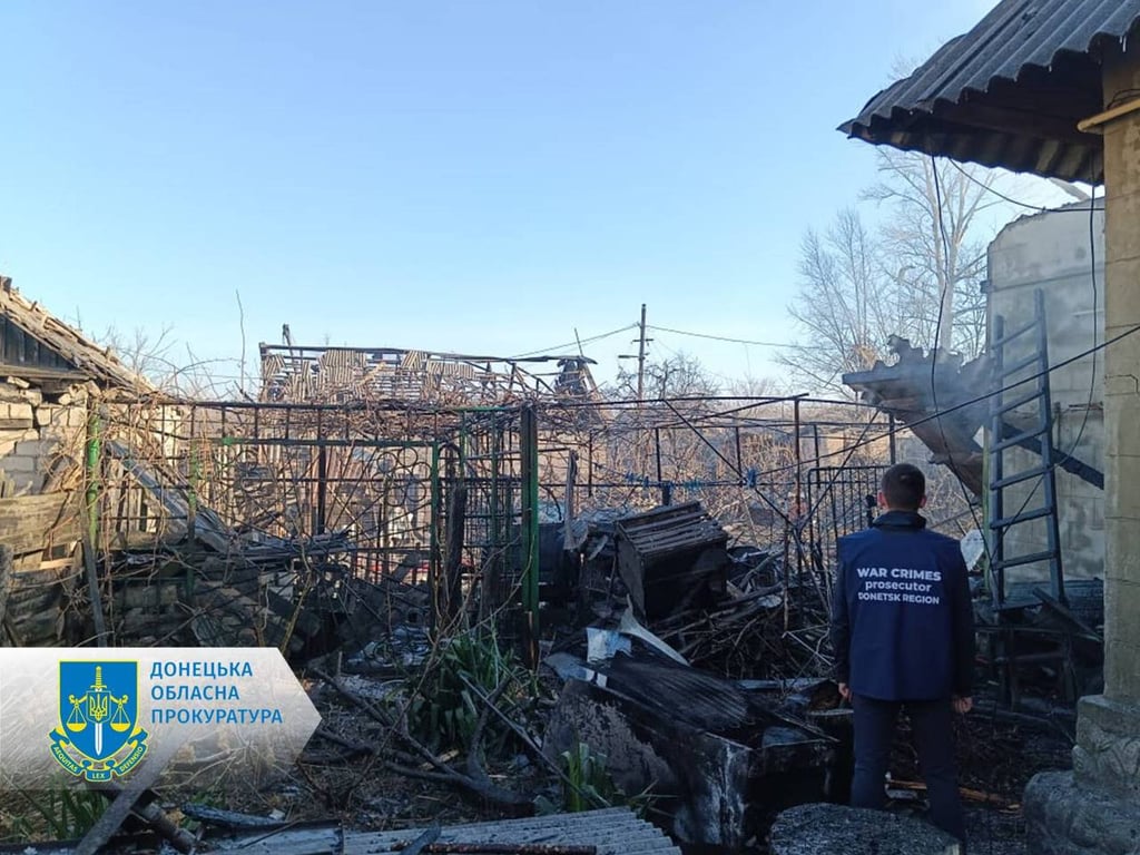Війська РФ ударили ракетами по Селидовому, — є пораненні - фото 4