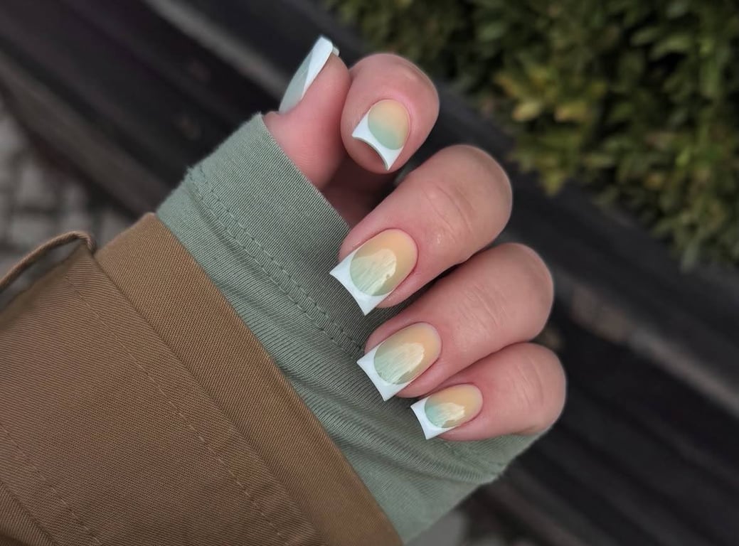 Манікюр на квадратних нігтях має особливий вигляд