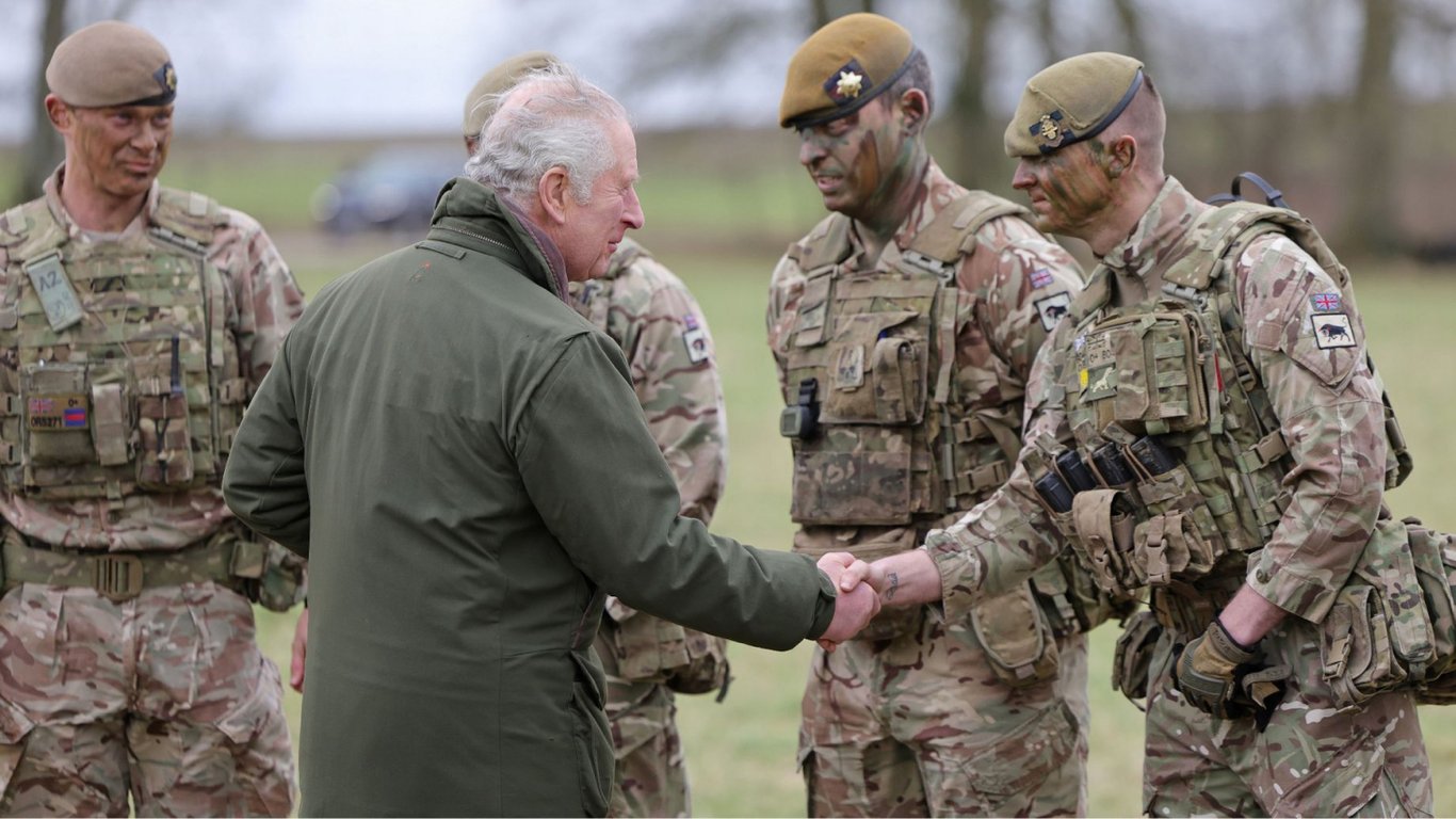 Чарльз III встретился с украинскими военными в Великобритании