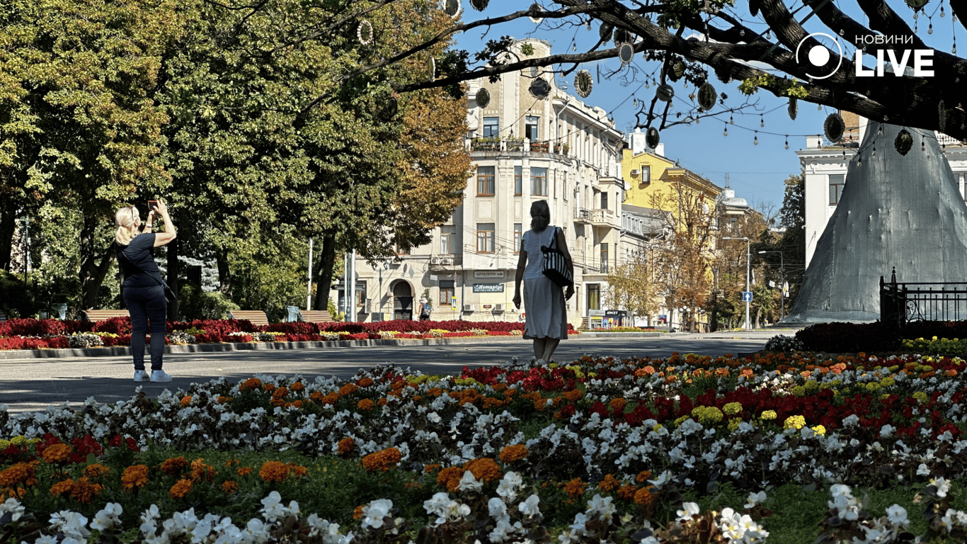 Яскраві клумби та перехожі у центрі Харкова напередодні Дня міста