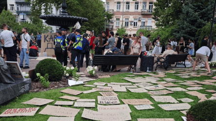 Мітинги проти відставки Федорова: у Києві люди знову збираються біля театру Франка - 290x166