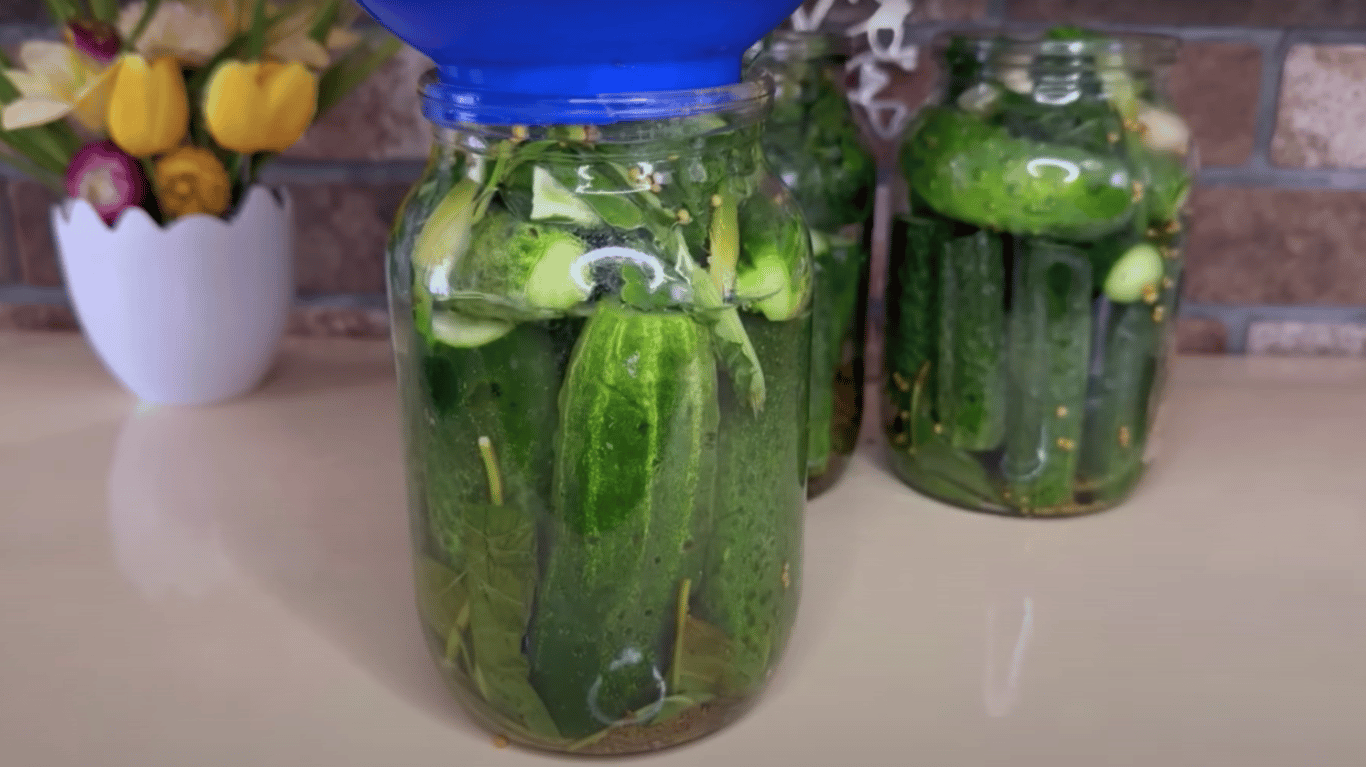 швидкі мариновані огірки