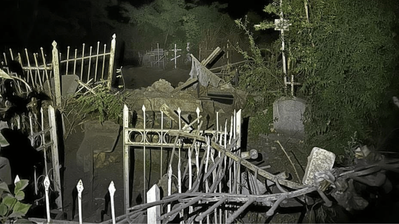 В Одессе в результате ночной атаки повреждено Слободское кладбище (видео)
