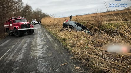 На Одещині з водойми дістали автомобіль з людьми - 285x160