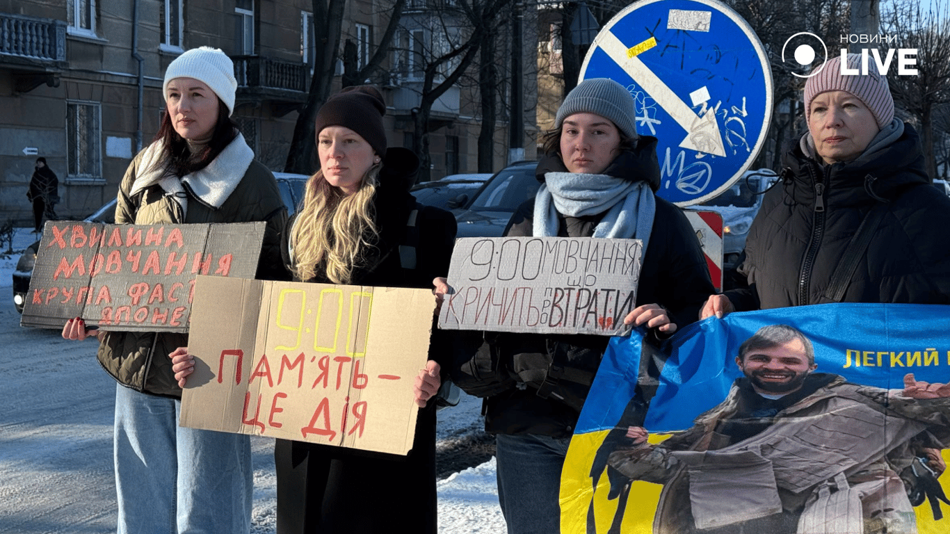 Люди з портретами у руках