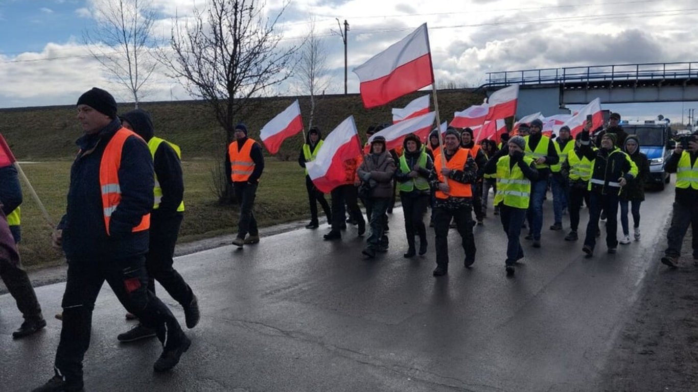 Блокування автобусів на пункті пропуску — український консул негайно виїхав до кордону з Польщею