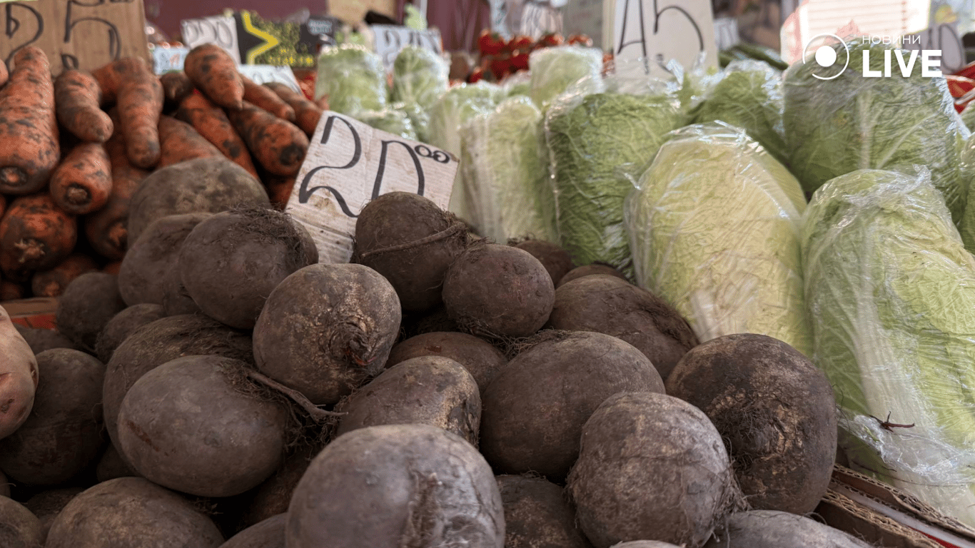 Пекінська капуста і буряк на Привозі