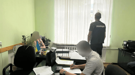 На Тернопільщині чиновниця вимагала хабарі сертифікатами на косметику - 285x160