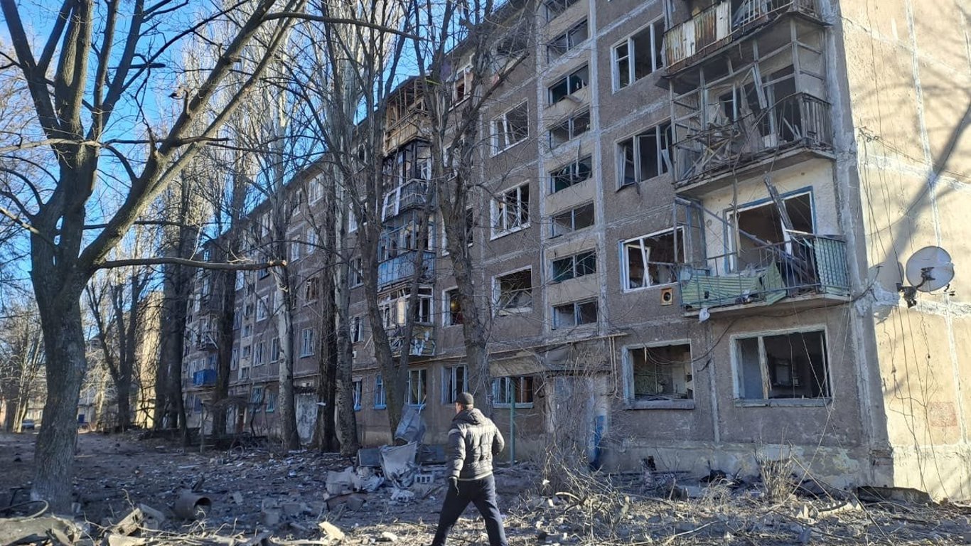 Російські окупанти обстріляли житлові будинки у Часовому Яру — є загиблі