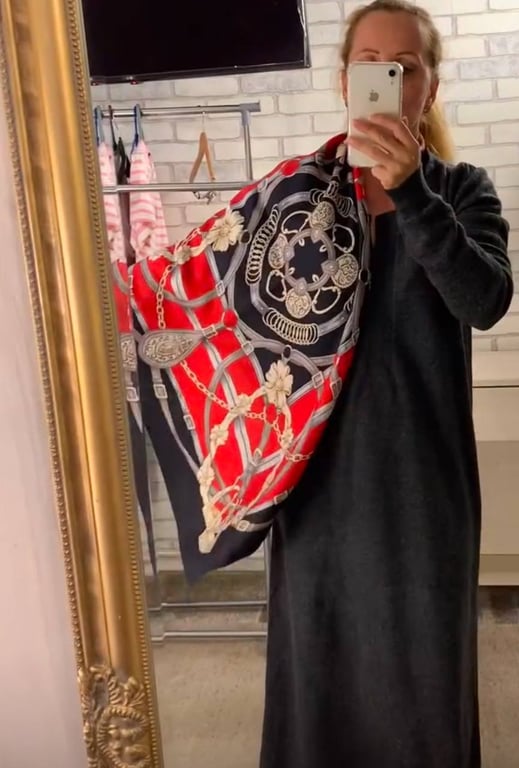 Яскрава хустка може стати чудовим доповненням до образу