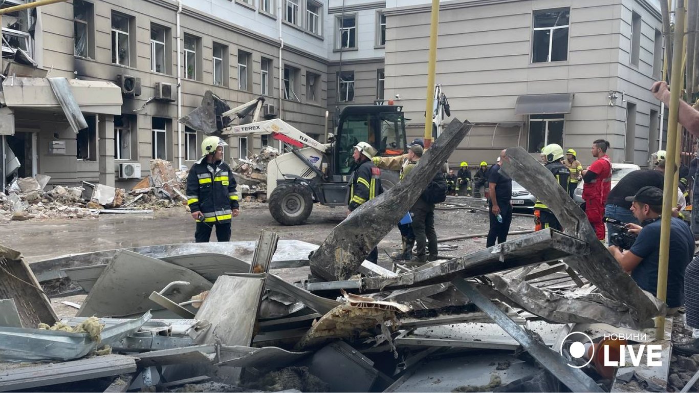 Разбор завалов продолжается: фото последствий обстрела Одессы